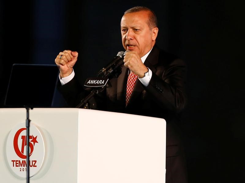 © Reuters. تركيا تطرح منهجا دراسيا جديدا يخلو من نظرية داروين