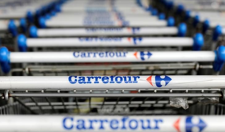 © Reuters. Logo do Carrefour em carrinhos de supermercado em São Paulo, Brasil
