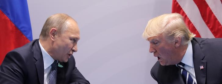 © Reuters. Presidentes da Rússia, Vladimir Putin, e dos Estados Unidos, Donald Trump, se reúnem em Hamburgo