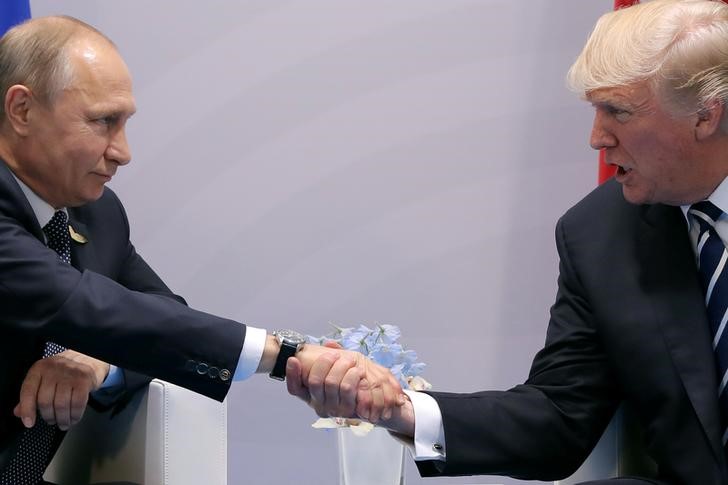 © Reuters. Trump e Putin no G20 em Hamburgo