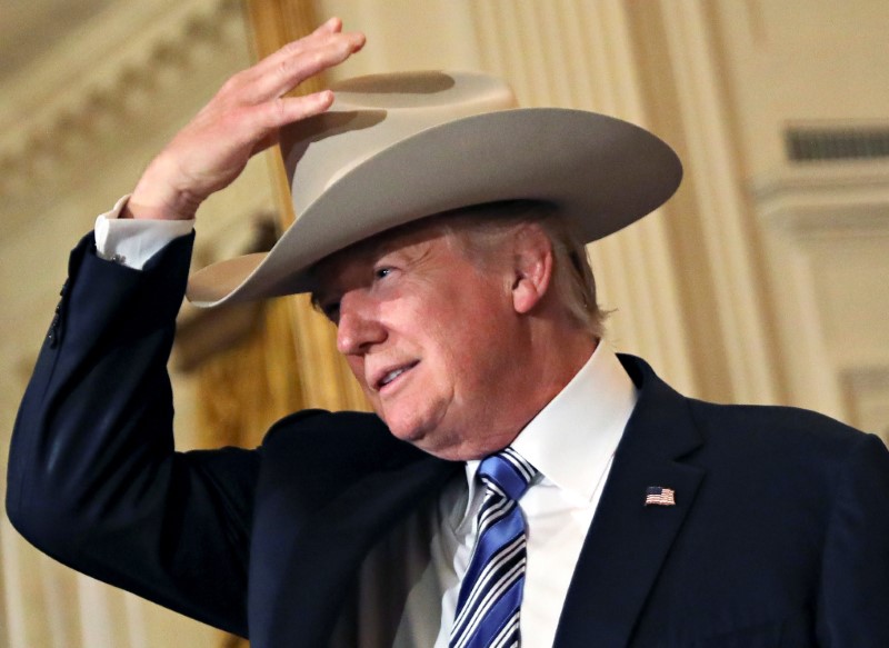 © Reuters. U.S. President Donald Trump wears a cowboy hat as attends a "Made in America" products showcase event at the White House in Washington, U.S.