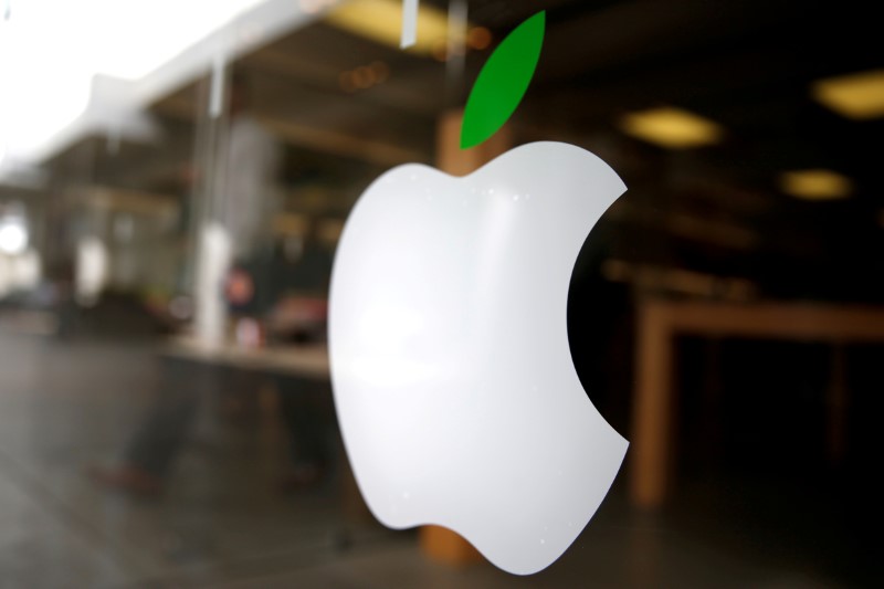 © Reuters. FILEP PHOTO: The logo of Apple (AAPL) is seen in Los Angeles, California