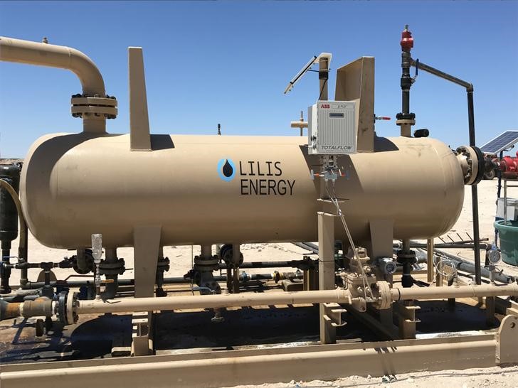 © Reuters. Нефтепромысловое оборудование на нефтяной скважине Lilis Energy Inc в Нью-Мехико