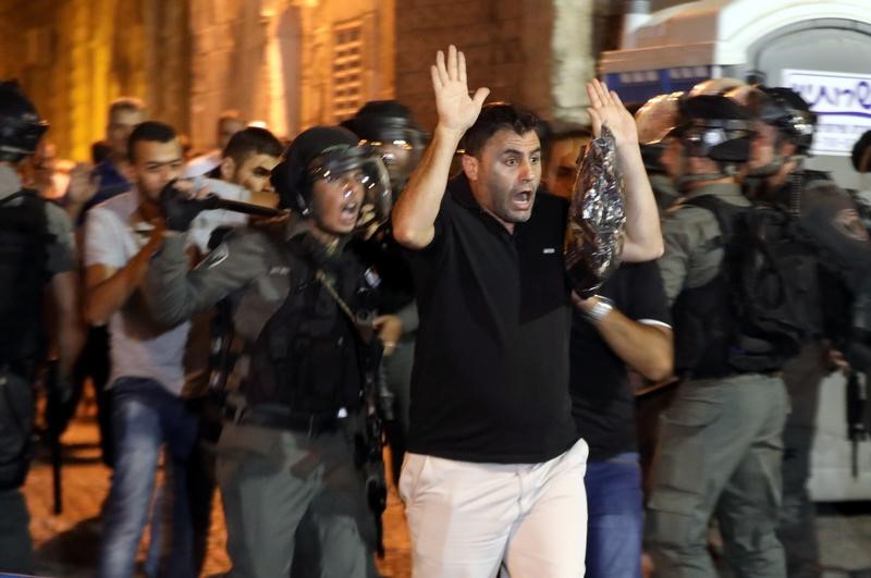 © Reuters. مصر تحذر إسرائيل من عواقب التصعيد في المسجد الأقصى وتطالبها بوقف العنف
