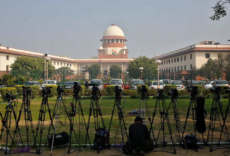 © Reuters. FILE PHOTO: A television journalist sets his camera inside the premises of the Supreme Court in New Delhi