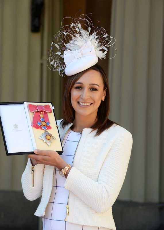 © Reuters. Athlete Jessica Ennis-Hill holds her award after she was made a Dame CBE by the Duke of Cambridge during an investiture ceremony at Buckingham Palace in London