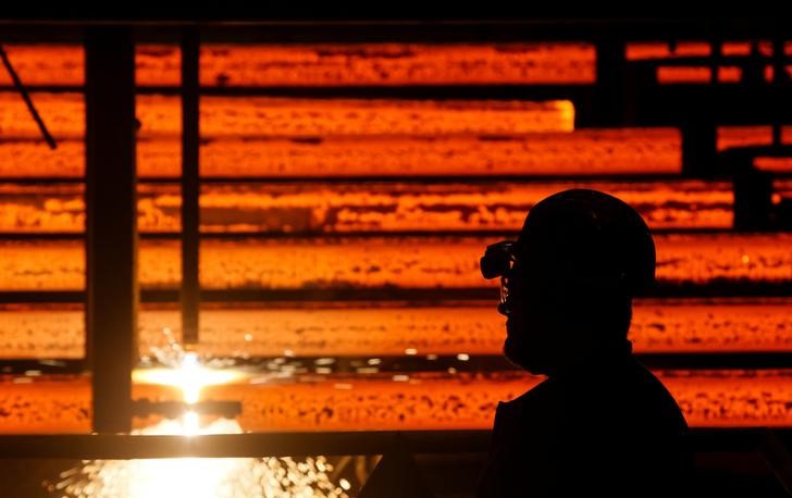 © Reuters. Стальные заготовки на сталелитейном заводе НЛМК Калуга