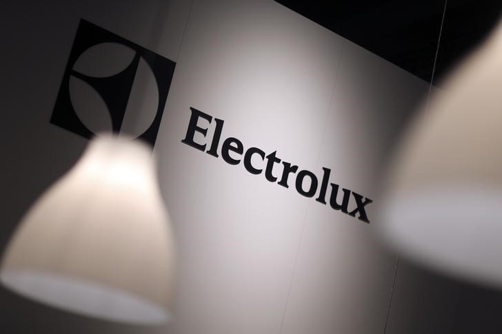 © Reuters. Логотип Electrolux на выставке IFA Electronics в Берлине