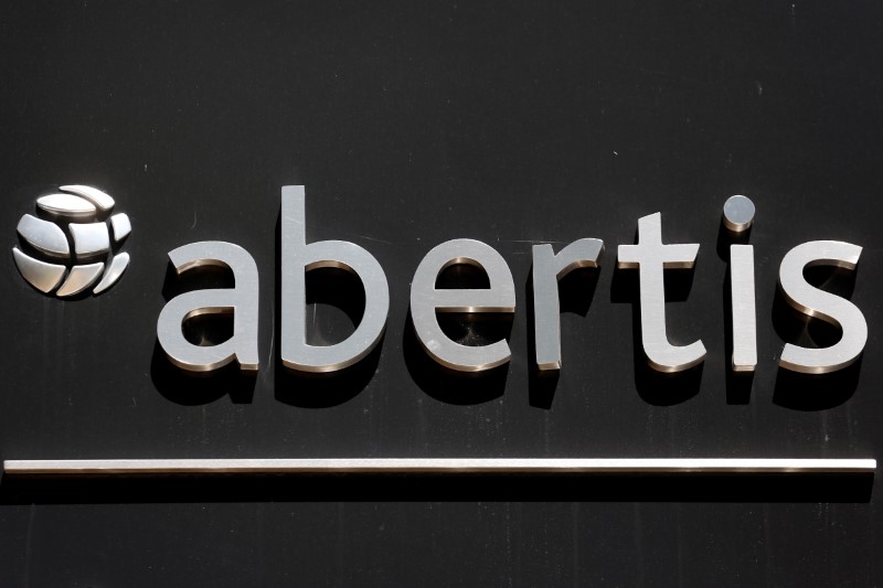 © Reuters. Il logo della società spagnola di infrastrutture Abertis all'esterno della sede centrale di Madrid