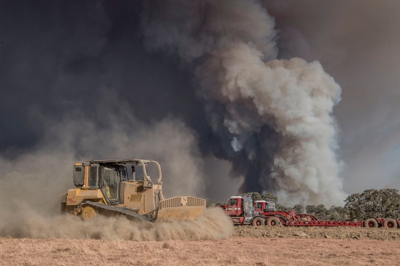 © Reuters. A Cal Fire bulldozer makes a safety zone on Shilling Ranch after authorities ordered evacuations due to the Detwiler fire