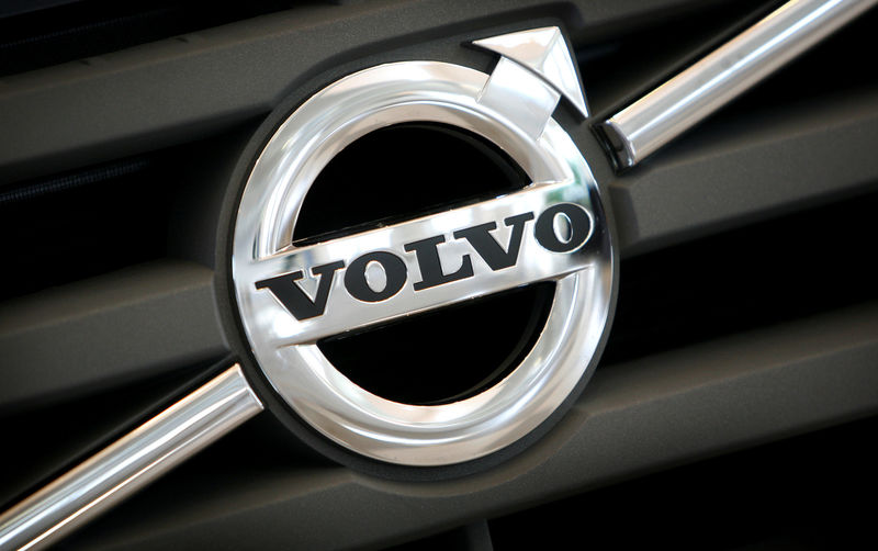 © Reuters. FILE PHOTO -  The logo of  Volvo is seen on the front grill of a Volvo truck in a customer showroom at its company headquarters in Gothenburg