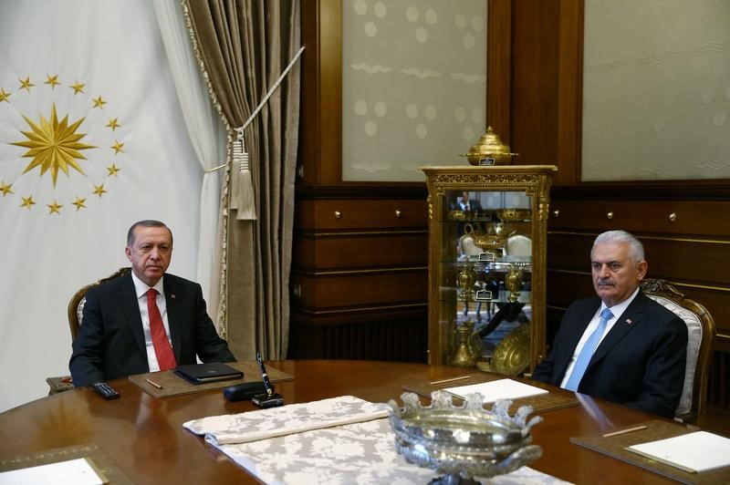 © Reuters. مصادر: اجتماع بين إردوغان ويلدريم وتعديل وزاري محتمل
