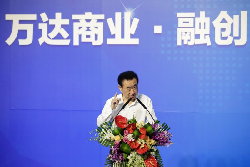 © Reuters. Chairman of Dalian Wanda Group Wang Jianlin speaks during a strategic cooperation signing ceremony with Sunac China Holdings Ltd. and R&F Properties in Beijing