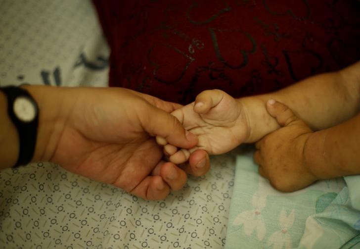 © Reuters. قطاع الصحة في غزة يعاني وسط تبادل اللوم بين الفصائل الفلسطينية