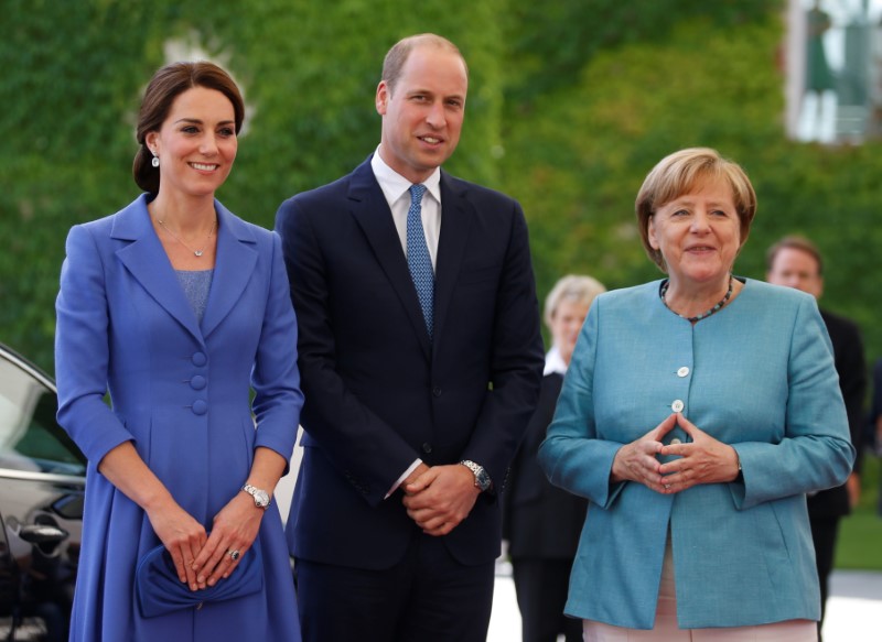 © Reuters. لقاء يجمع الأمير وليام وزوجته بميركل قبل خروج بريطانيا من الاتحاد الأوروبي