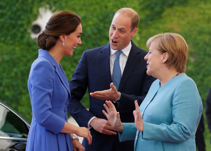 © Reuters. Príncipe William do Reino Unido e sua esposa Kate durante encontro com chanceler da Alemanha, Angela Merkel, em Berlim