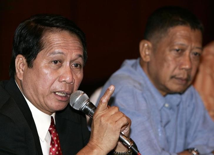 © Reuters. Consultor de negociações de paz das Filipinas, Jesus Dureza, durante coletiva de imprensa em Manila