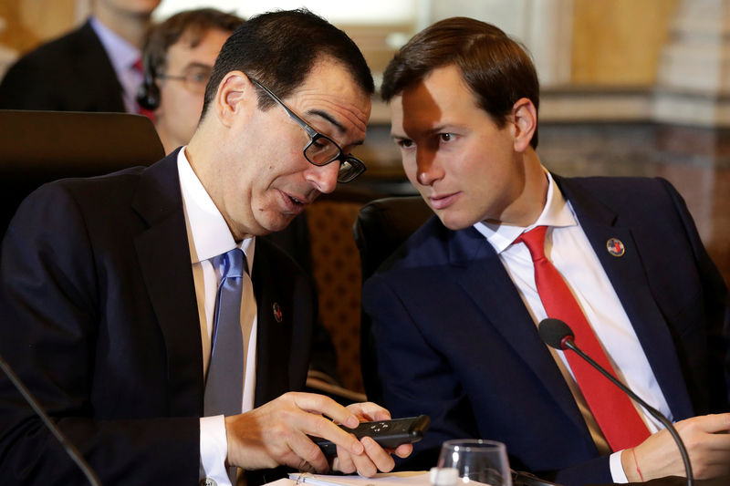 © Reuters. White House Senior advisor Jared Kushner talks to U.S. Treasury Secretary Steve Mnuchin in Washington