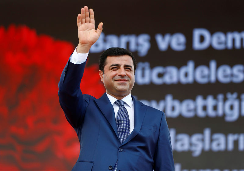 © Reuters. FILE PHOTO: The leader of Turkey's pro-Kurdish opposition HDP Demirtas, greets his supporters during a rally in Istanbul