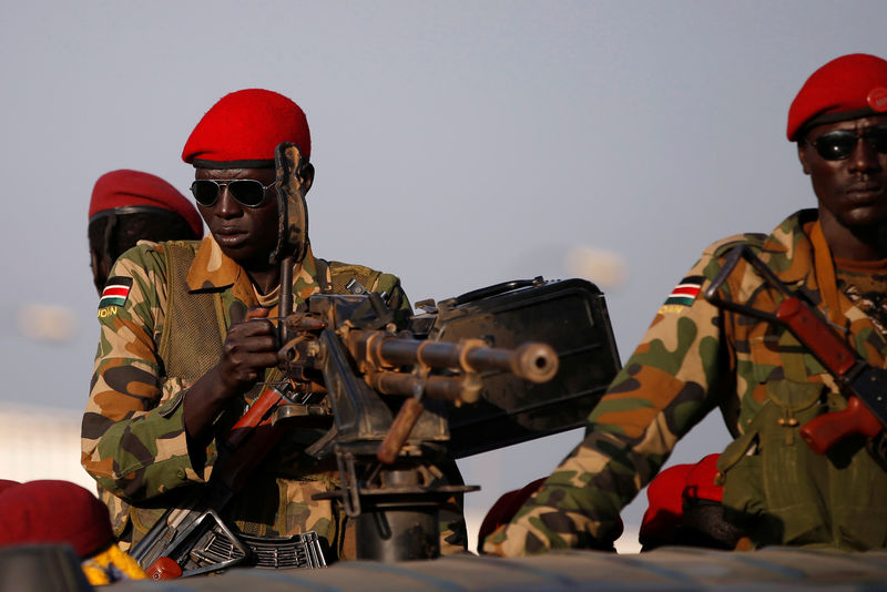 © Reuters. FILE PHOTO: SPLA soldiers stand in a vehicle in Juba