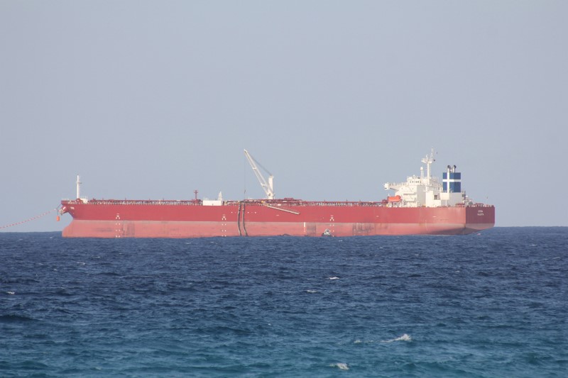 © Reuters. Нефтеналивной танкер у порта Рас-Лануф, Ливия