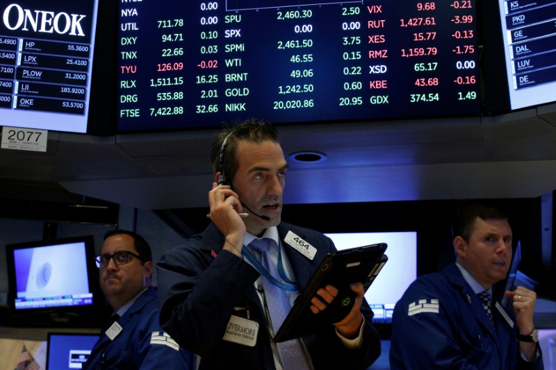 © Reuters. Traders work on the floor of the NYSE in New York