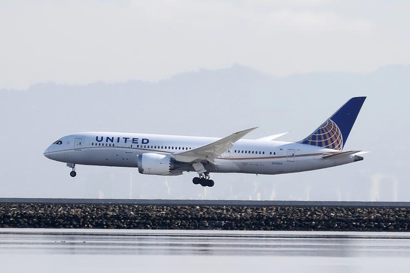 © Reuters. File photo of a United Airlines Boeing 787 Dreamliner touching down at San Francisco International Airport, San Francisco