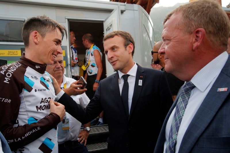 © Reuters. EMMANUEL MACRON VOIT ROMAIN BARDET VAINQUEUR DU TOUR DE FRANCE