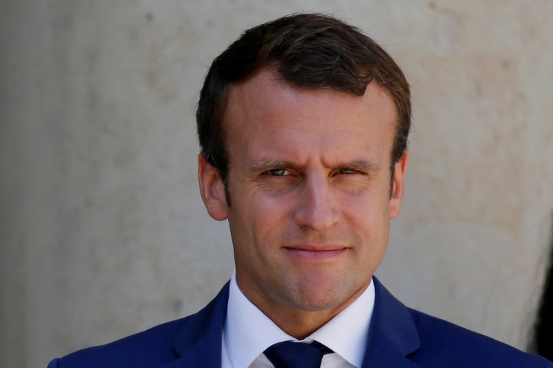 © Reuters. MACRON PRIS EN ÉTAU ENTRE SES PROMESSES ET LA RÉALITÉ