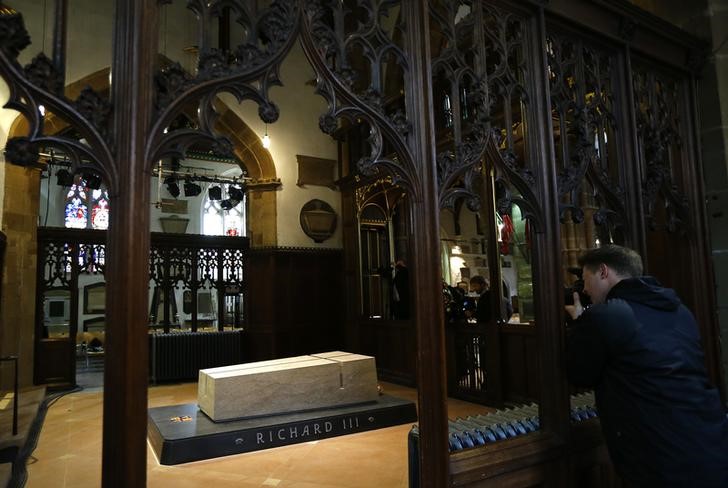 © Reuters. Membros da imprensa tiram foto de túmulo do rei Ricardo 3º da Inglaterra, na Catedral de Leicester