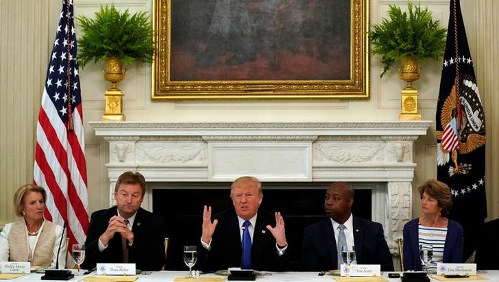 © Reuters. Trump em reunião com senadores republicanos na Casa Branca