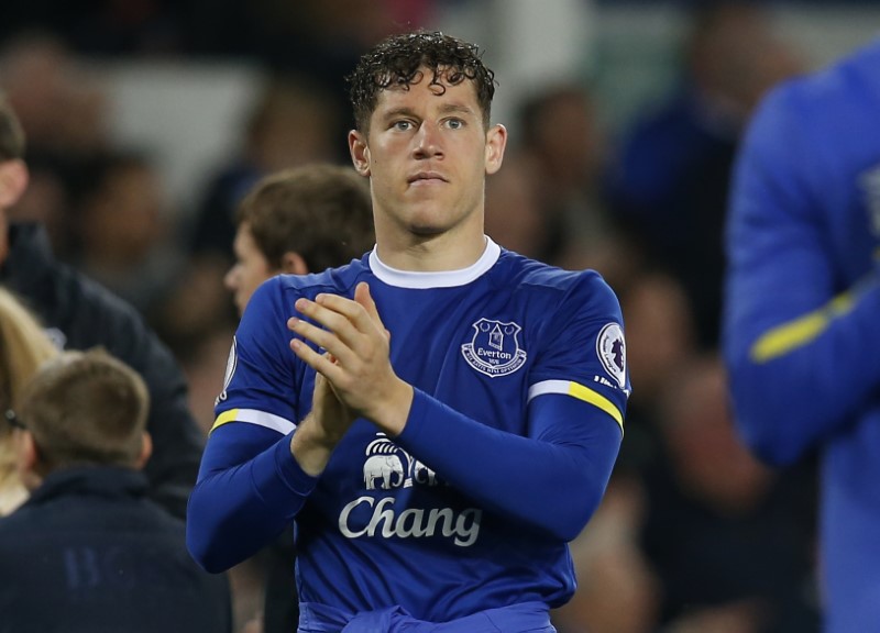 © Reuters. Everton's Ross Barkley applauds fans after the match