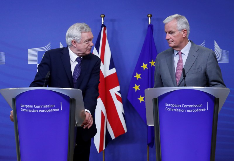 © Reuters. UK Secretary of State for Exiting the European Union Davis and the European Commission's Chief Brexit Negotiator Barnier talk to reporters in Brussels