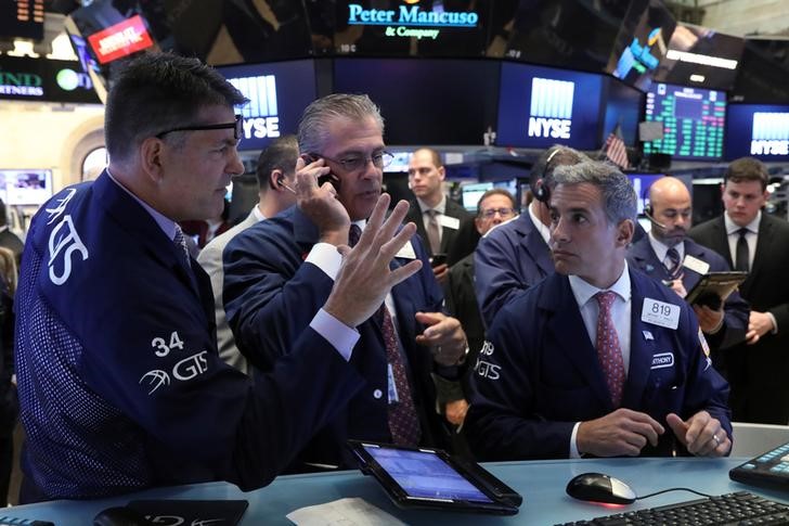 © Reuters. Traders work on the floor of the NYSE in New York