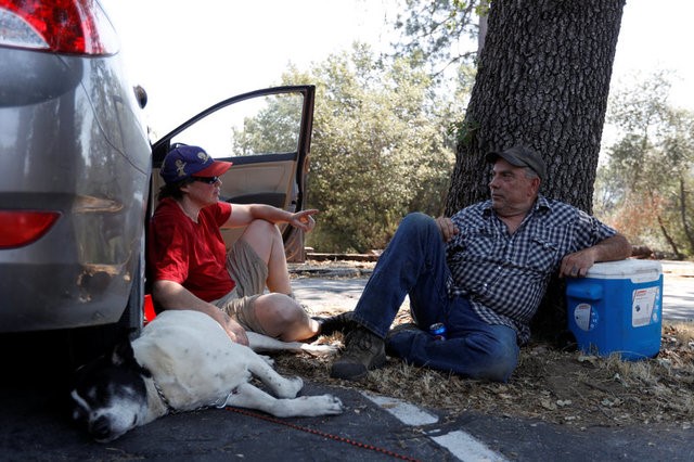 © Reuters. Evacuees Jodi and Don Roark of Bear Valley rest in Oakhurst during the Detwiler fire in Mariposa