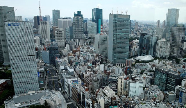 © Reuters. FILE PHOTO: Tokyo's Akasaka business district is seen in Tokyo
