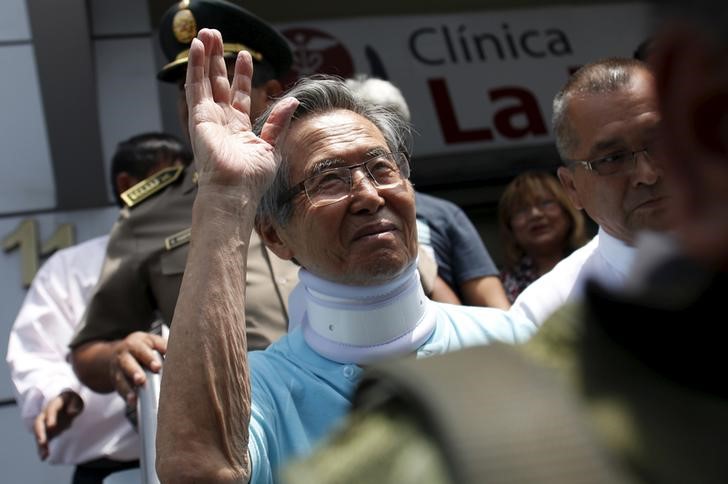 © Reuters. Peru's former President Alberto Fujimori leaves the clinic where he was transferred from his prison cell to undergo neurological tests after feeling dizzy and briefly losing the strength in his legs, his doctor said, in Lima