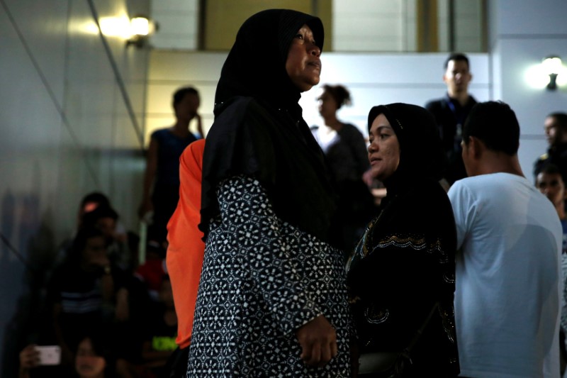 © Reuters. Relatives of victims of human trafficking wait for the sentence after an army general, two provincial politicians and police officers were among the 46 people held guilty in a court in Bangkok