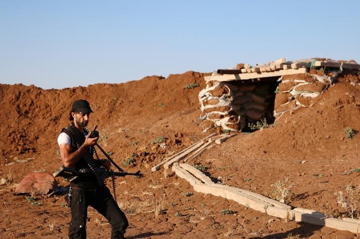 © Reuters. Foto de archivo de un miembro del grupo rebelde Ejército de Siria Libre en Derá