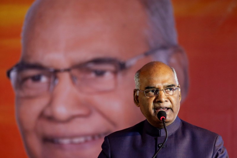 © Reuters. Ram Nath Kovind delivers a speech during a welcoming ceremony as part of his nation-wide tour, in Ahmedabad