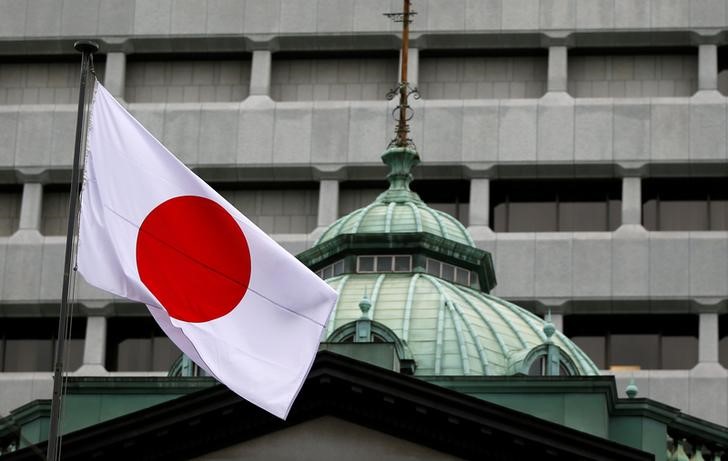 © Reuters. Японский флаг над зданием Банка Японии в Токио