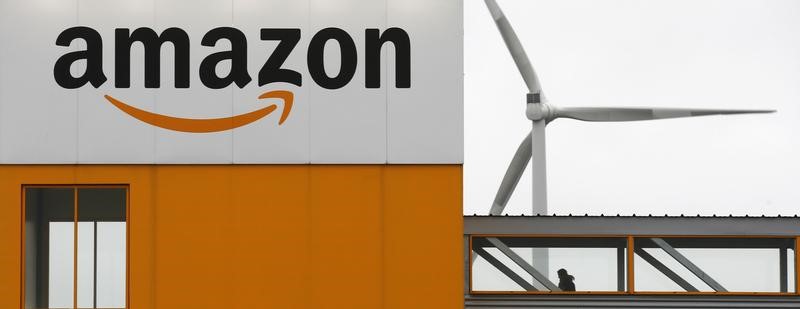 © Reuters. El logo de Amazon en un centro logístico de la compañía en Lauwin-Planque, Francia. Imagen de archivo