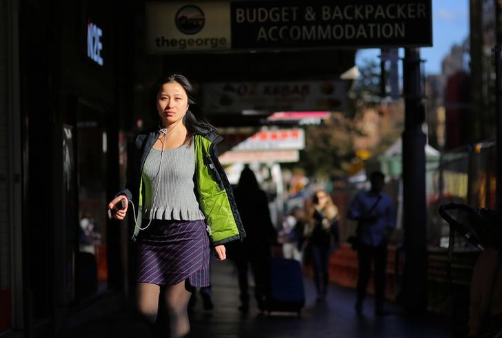 © Reuters. Imagen ilustrativa de una persona utilizando audífonos en una calle en Sídney, Australia