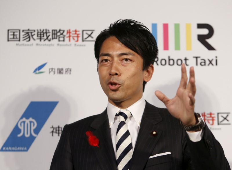 © Reuters. FILE PHOTO: Shinjiro Koizumi, Parliamentary Secretary of the Cabinet Office speaks during an unveiling ceremony of the Robot Taxi, a self-driving taxi based on a Toyota Estima car body, in Yokohama