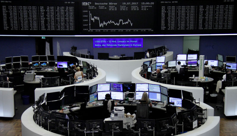 © Reuters. Traders work in front of the German share price index, DAX board, at the stock exchange in Frankfurt