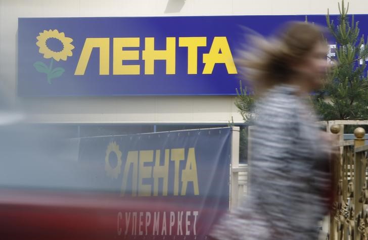 © Reuters. Женщина идет мимо супермаркета Лента в Москве