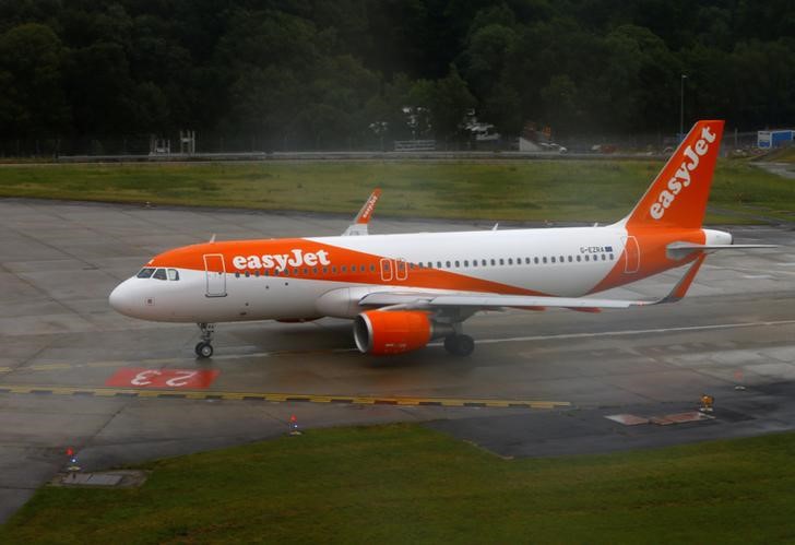 © Reuters. FILE PHOTO: An EasyJet aircraft is ready for take off at Cointrin airport in Geneva