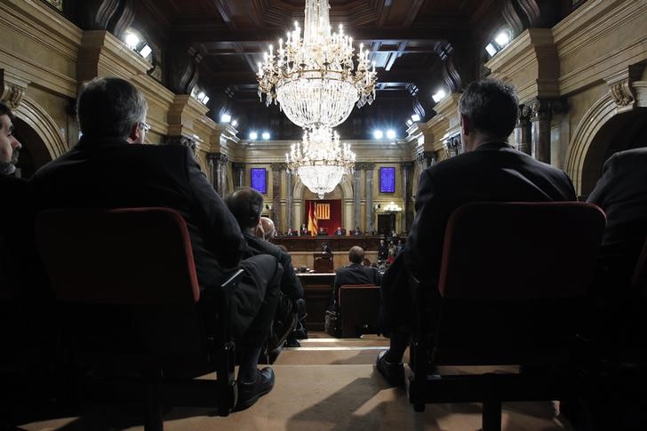 © Reuters. La Guardia Civil entra en el Parlamento catalán por la financiación de CDC