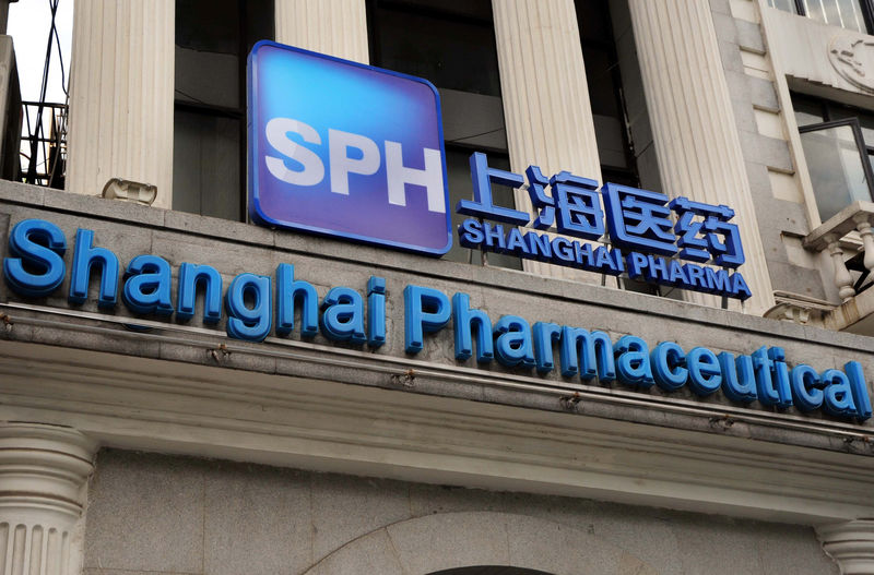 © Reuters. Logo of Shanghai Pharmaceutical Holding Co Ltd is seen outside a building in Shanghai
