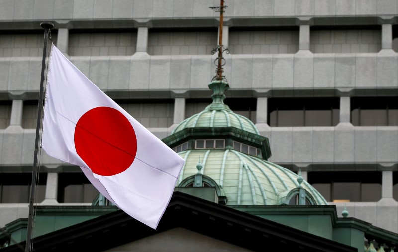 © Reuters. Bandeira japonesa sobre prédio do Banco do Japão, em Tóquio